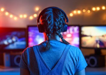 These Girls Earning Up To $1,700 a Month on Twitch and That’s Not a Hot Tub